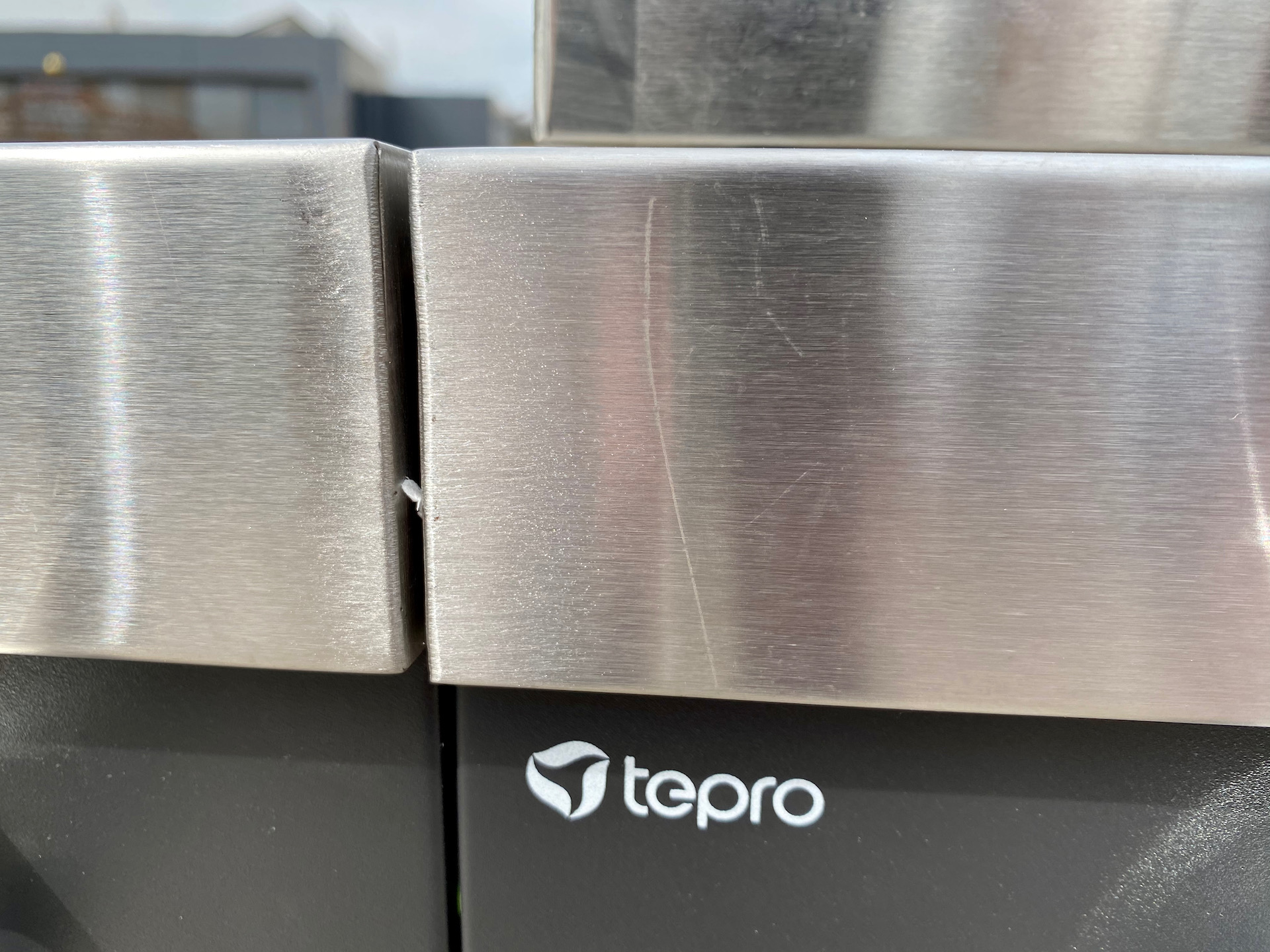 Tepro Gasgrillwagen: Kratzer ab Werk an der Frontblende
