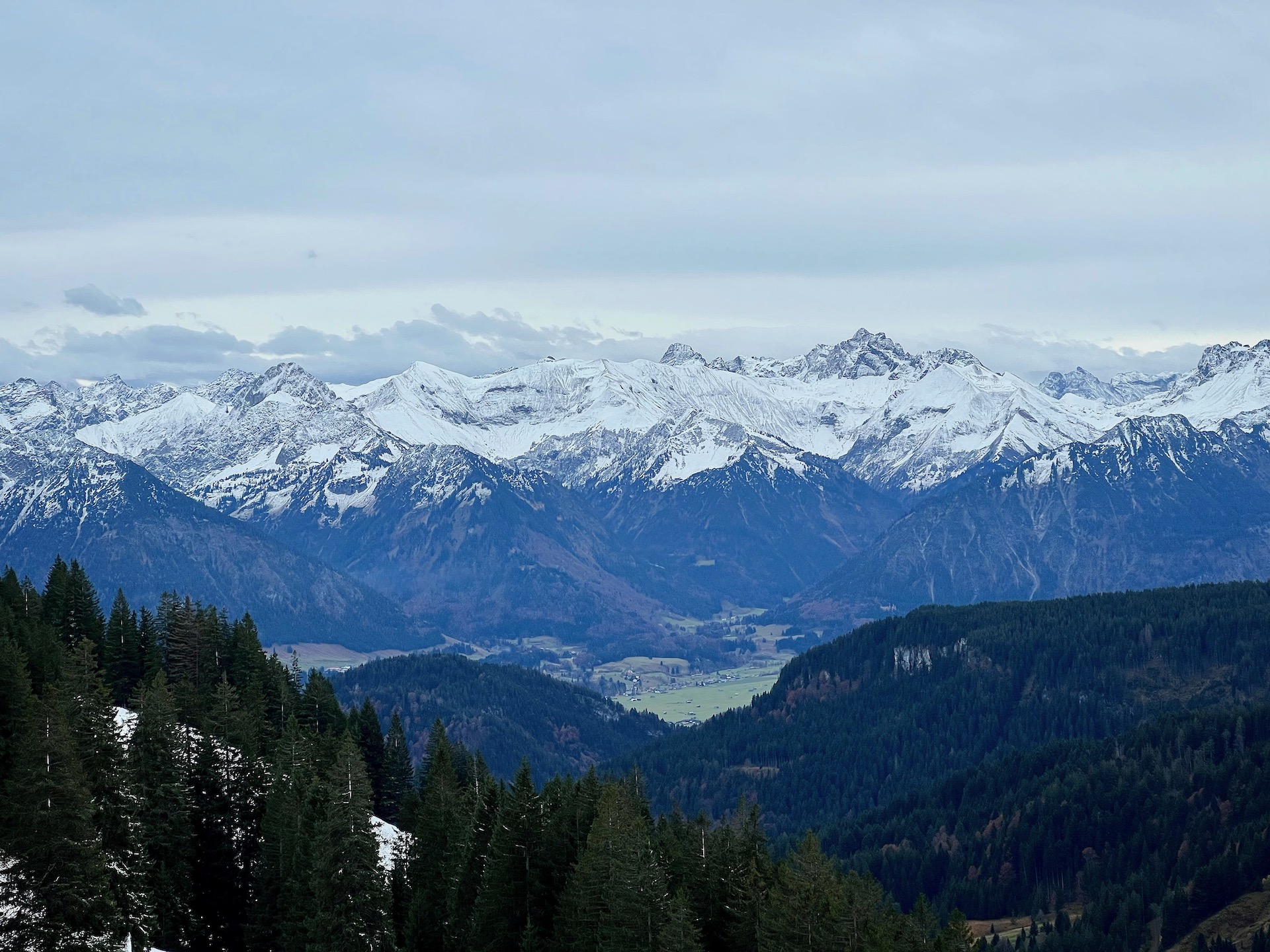 Alpenpanoramablick nach Oberstdorf vom Bolsterlanger Horn.