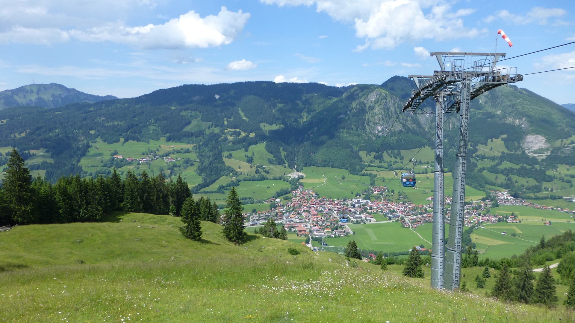 Mit der Hindelanger Hornbahn erschließt man sich zu jeder Jahreszeit eine wunderbare Bergwelt. Wanderer und Biker sind willkommen. Im Winter ist bei entsprechender Schneesituation Winterrodeln möglich. Für Ski- und Snowboardfahrer ist dieser Berg jedoch nicht vorgesehen.