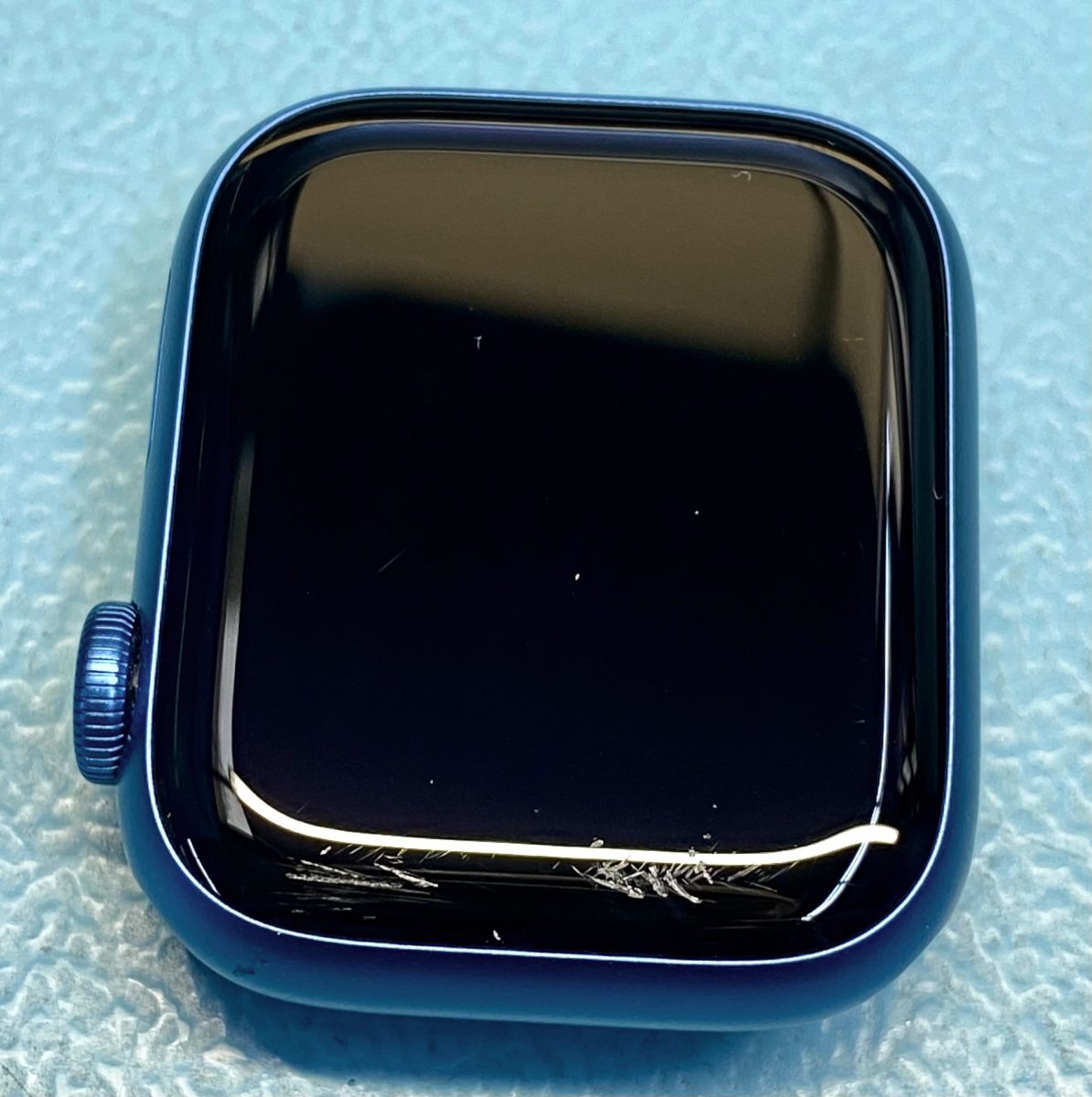 Apple Watch Series 7 mit verkratztem Display