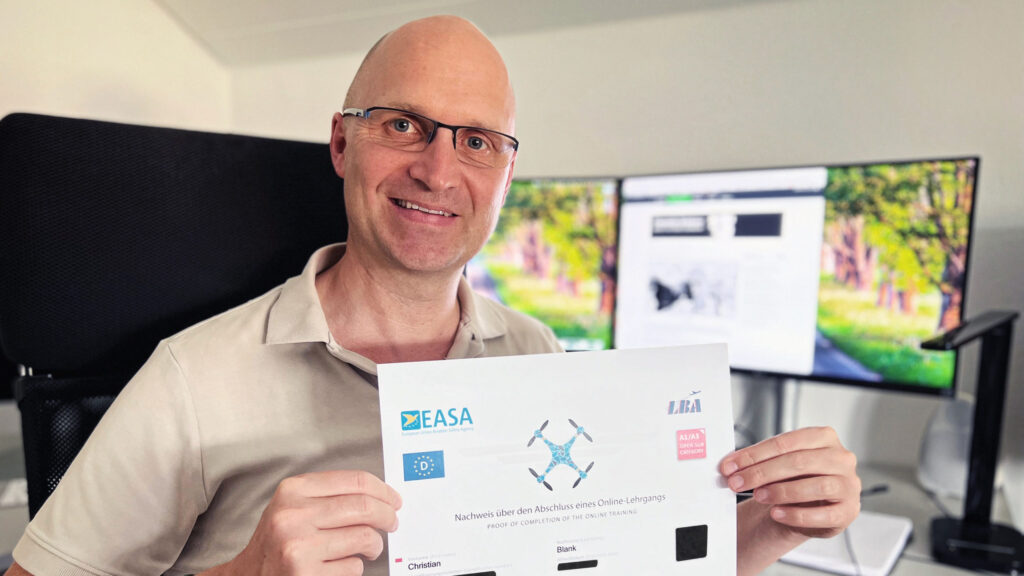Promedia Solutions-Inhaber Christian Blank hat den EU-Kompetenznachweis erlangt, um ein UAS (Unmanned Aircraft System) der Kategorie A1/A3 als Fernpilot fliegen zu dürfen.
