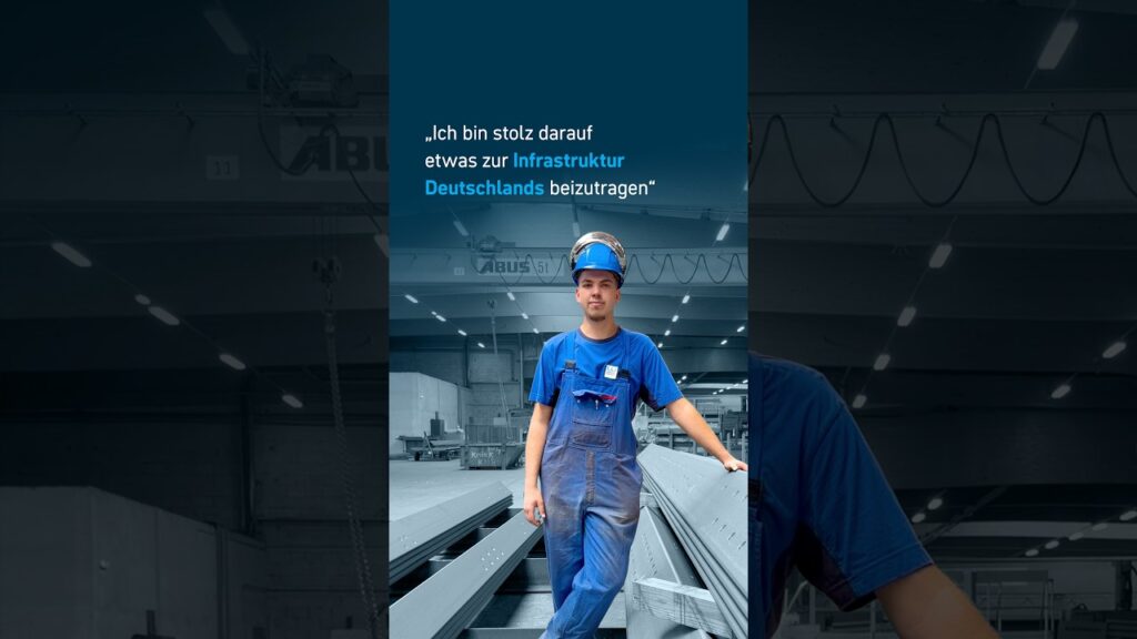 Auszubildender in blauer Latzhose und mit Schutzhelm in der Werkshalle von WIEGEL Parey – Standbild aus dem Ausbildungs-Reel