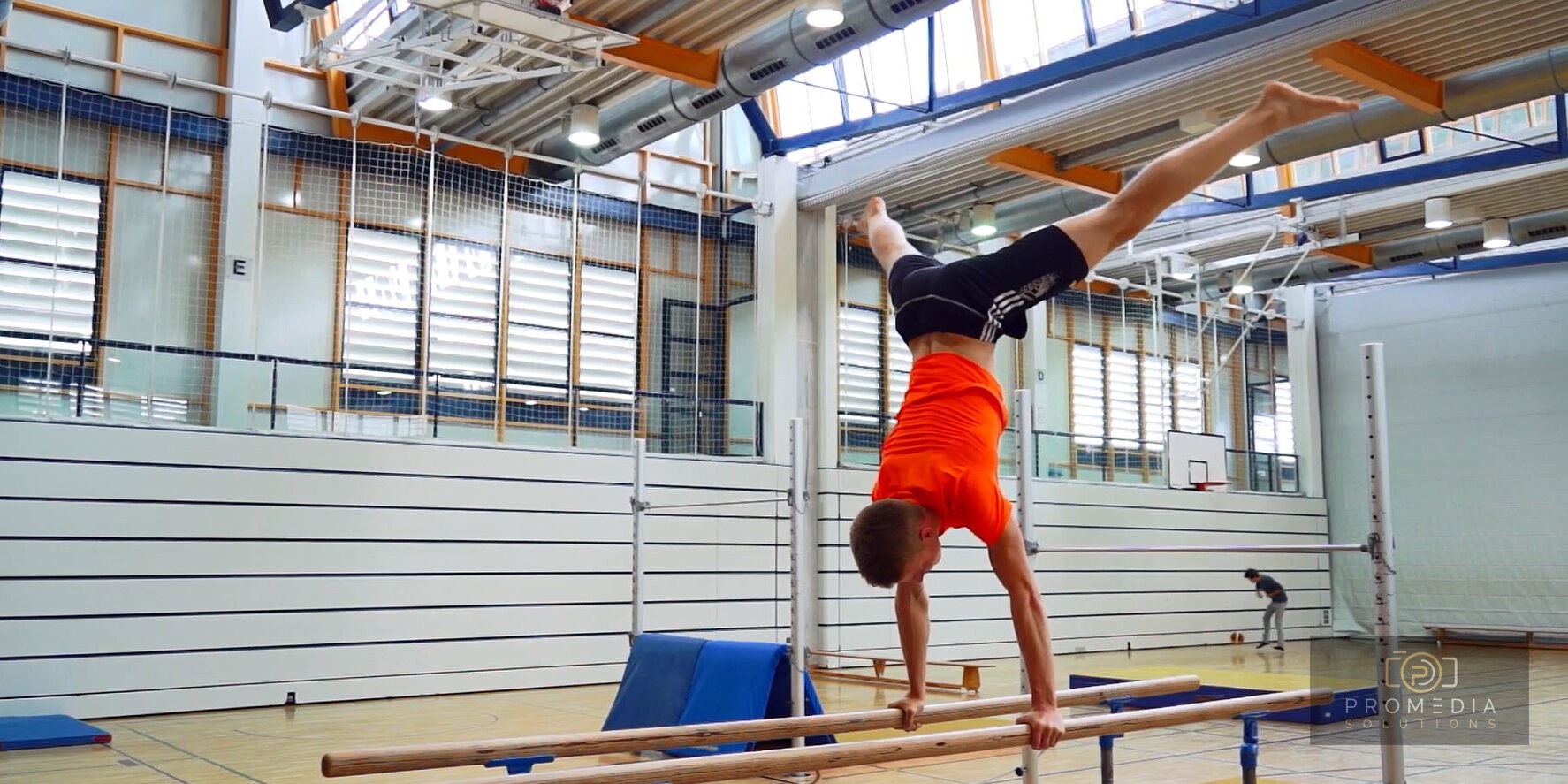 Schüler beim Turnen an der Sprungmatte in der Halle