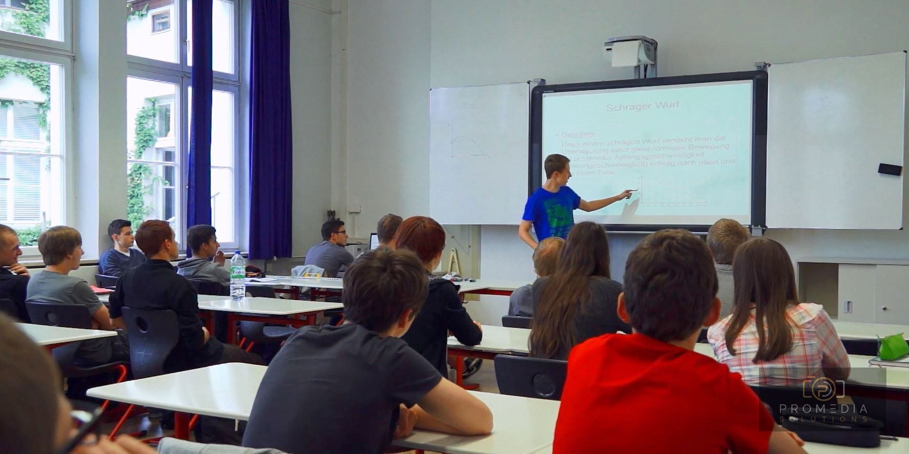 Klassenzimmer mit Schülern und einer Projektionsfläche