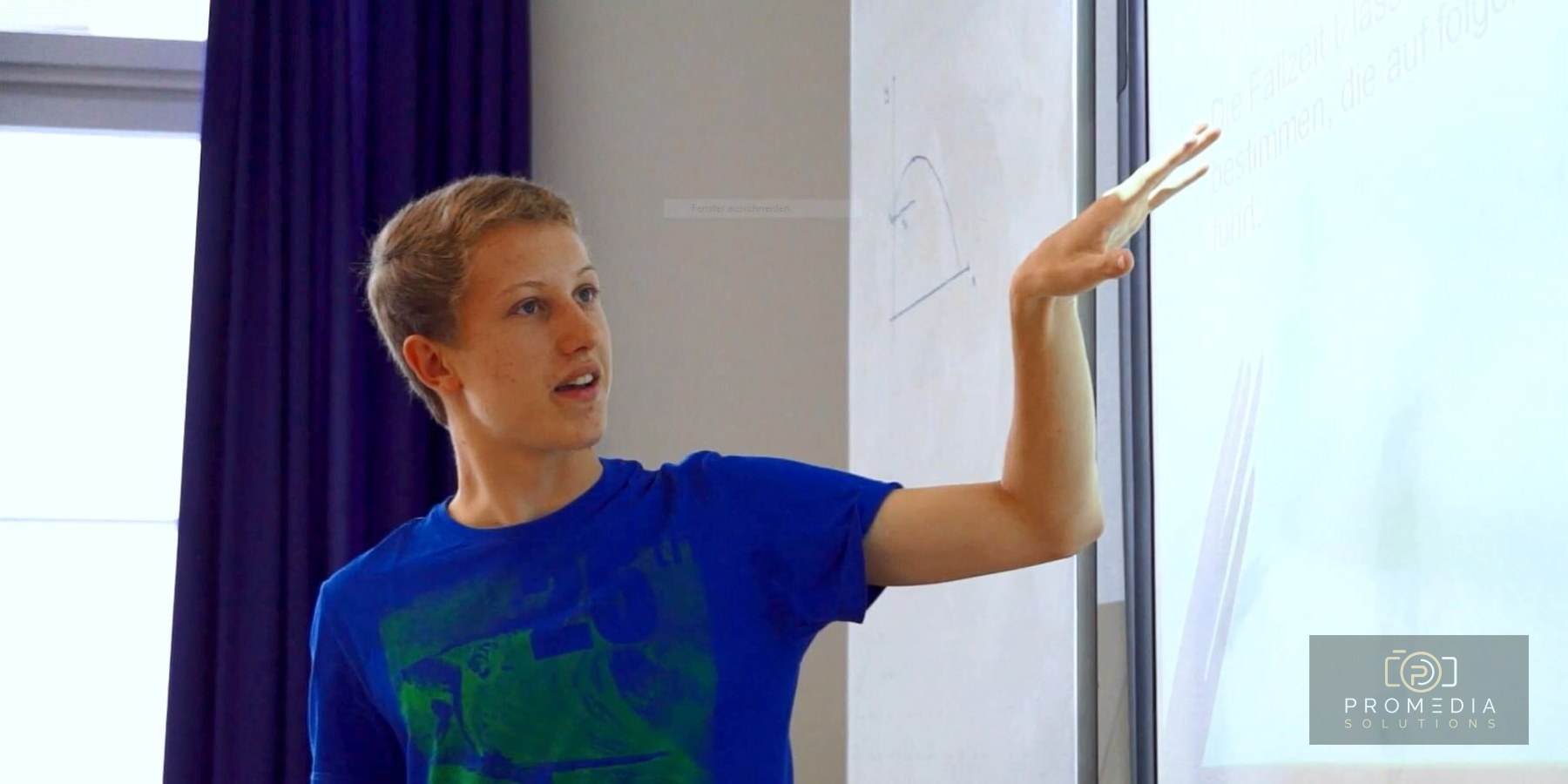 Schüler hält ein Referat vor der Klasse