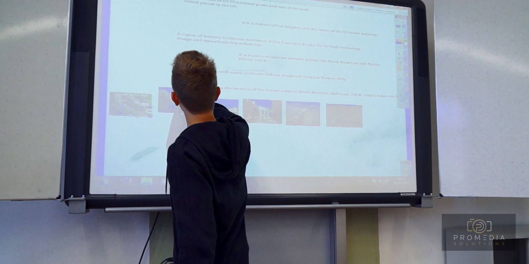 Schüler am interaktiven Whiteboard im Klassenzimmer