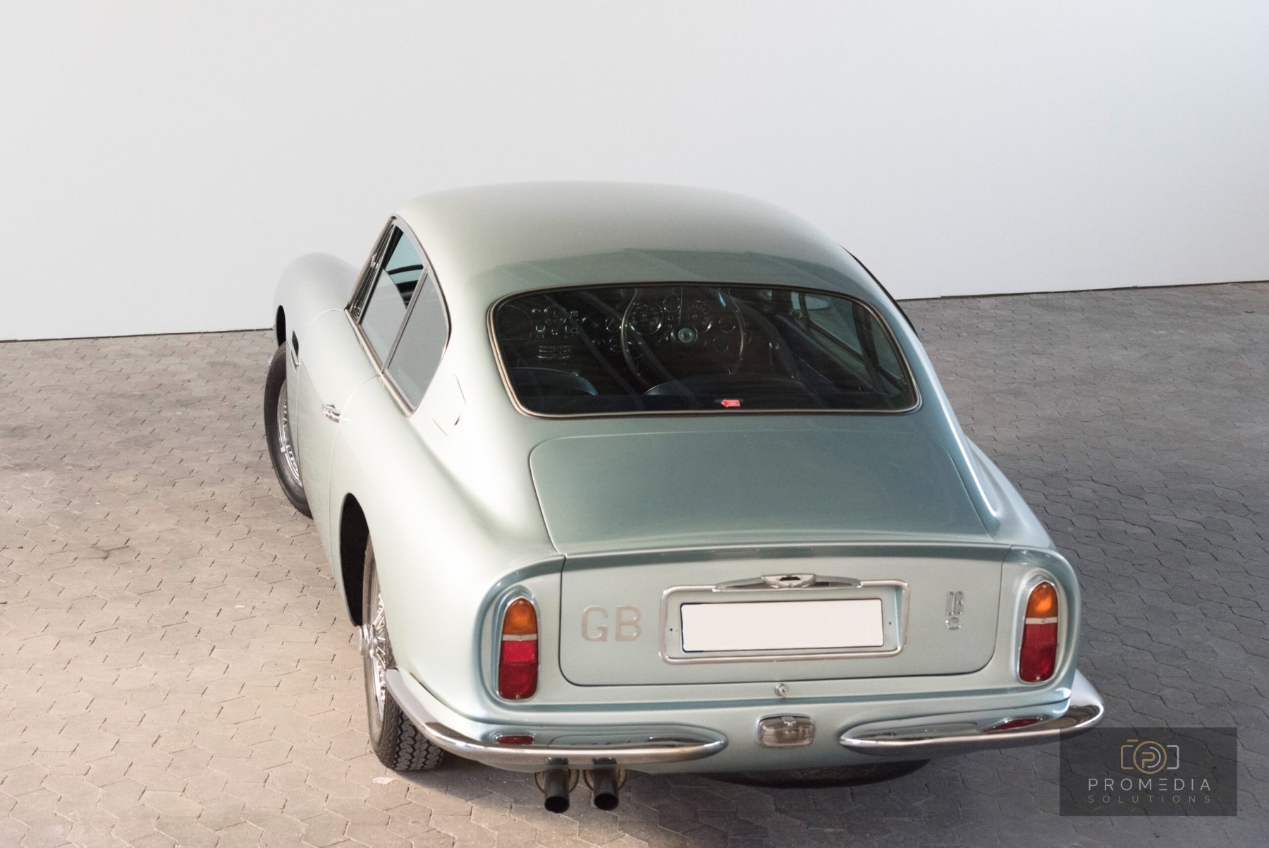 Silberner Aston Martin DB6 von hinten