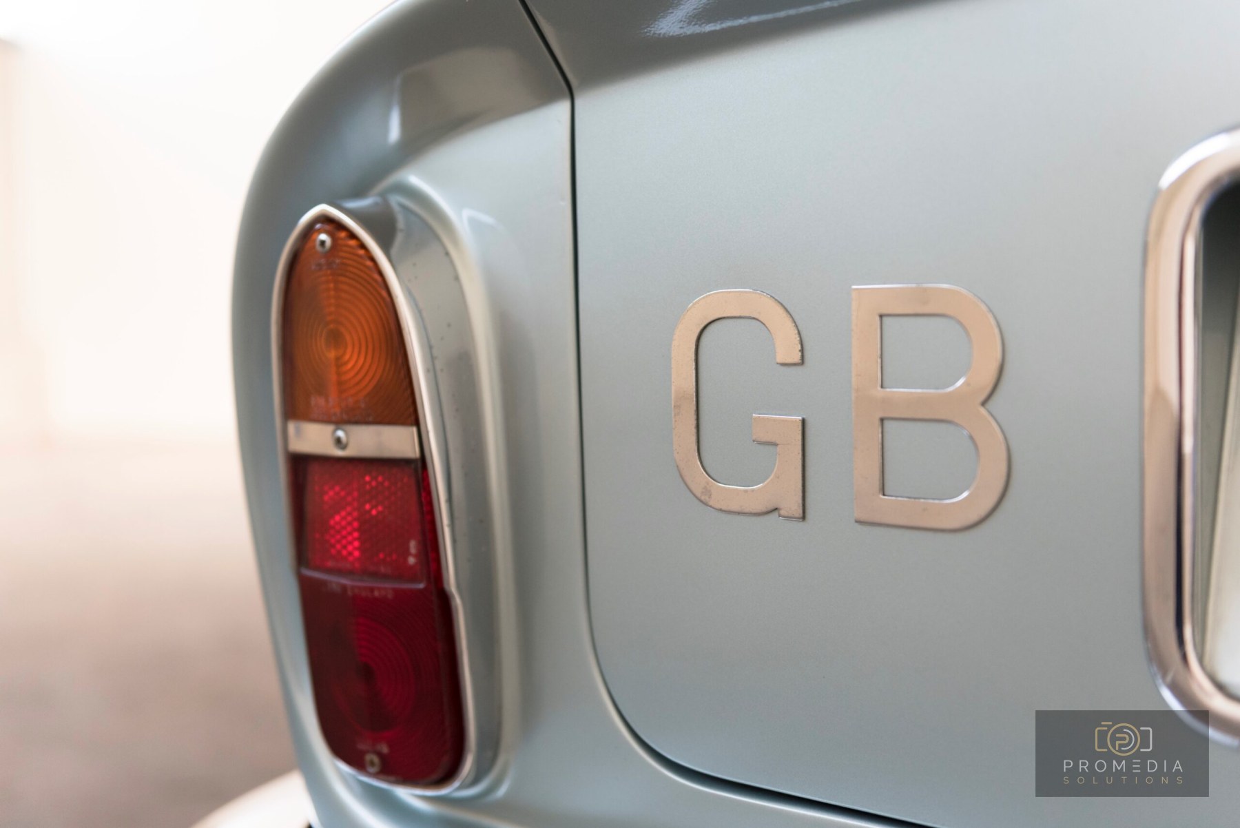 Rücklicht des Aston Martin DB6 neben dem GB-Landeskennzeichen