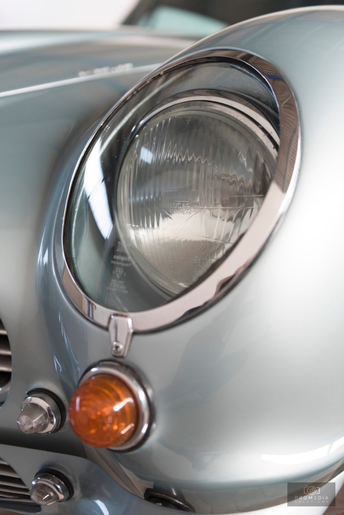 Scheinwerfer des Aston Martin DB6 mit Chromring, in Nahaufnahme