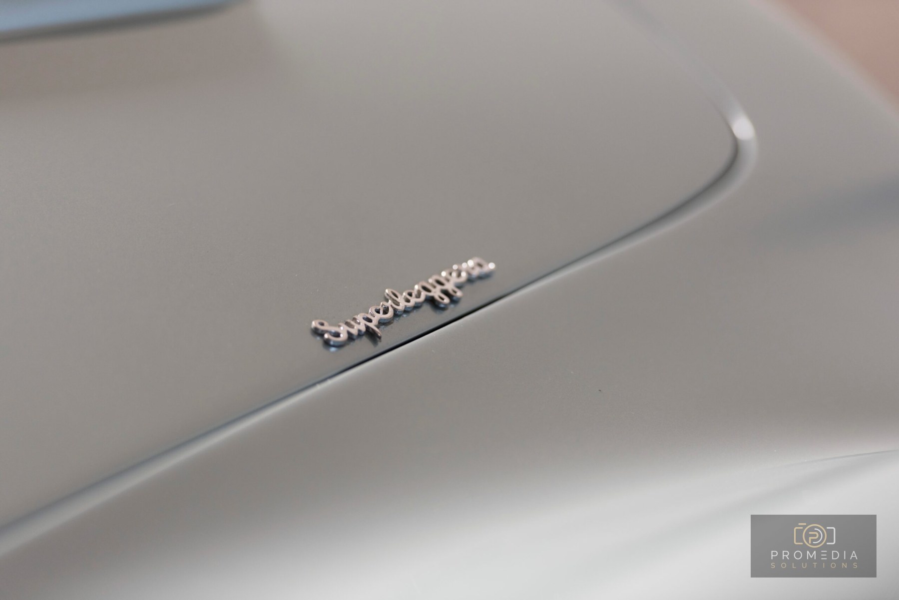 Der Aston-Martin-Schriftzug auf der silbernen Karosserie