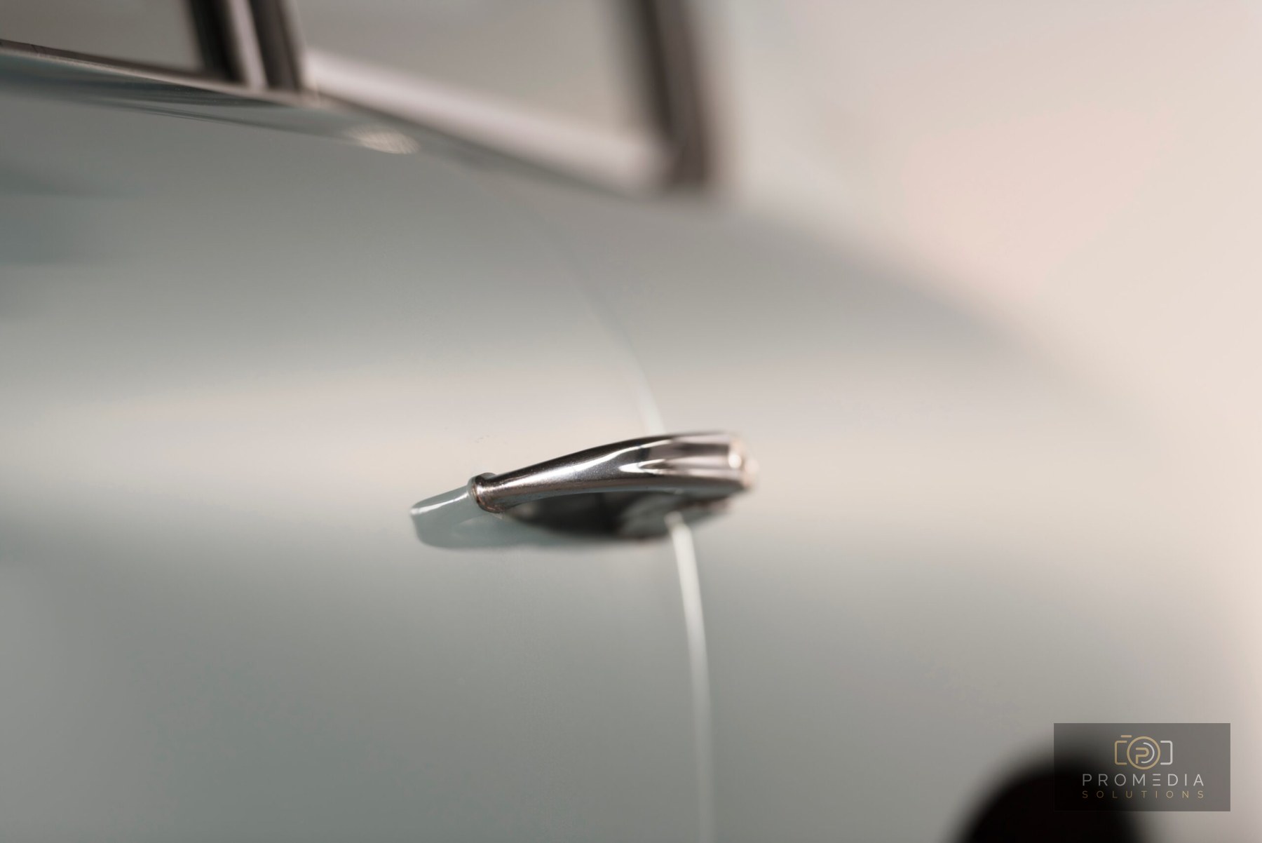 Verchromter Türgriff des Aston Martin DB6