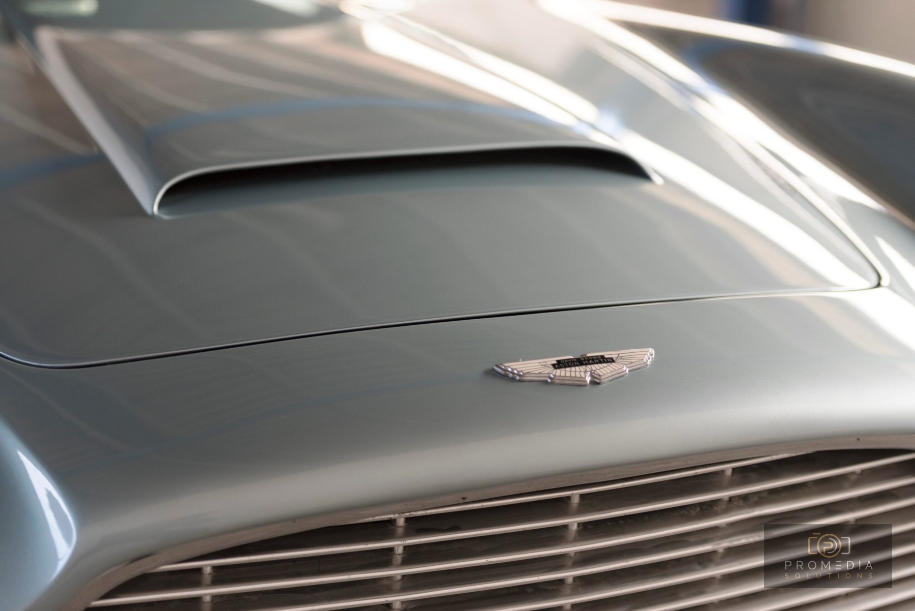 Lufthutze auf der Motorhaube des Aston Martin DB6