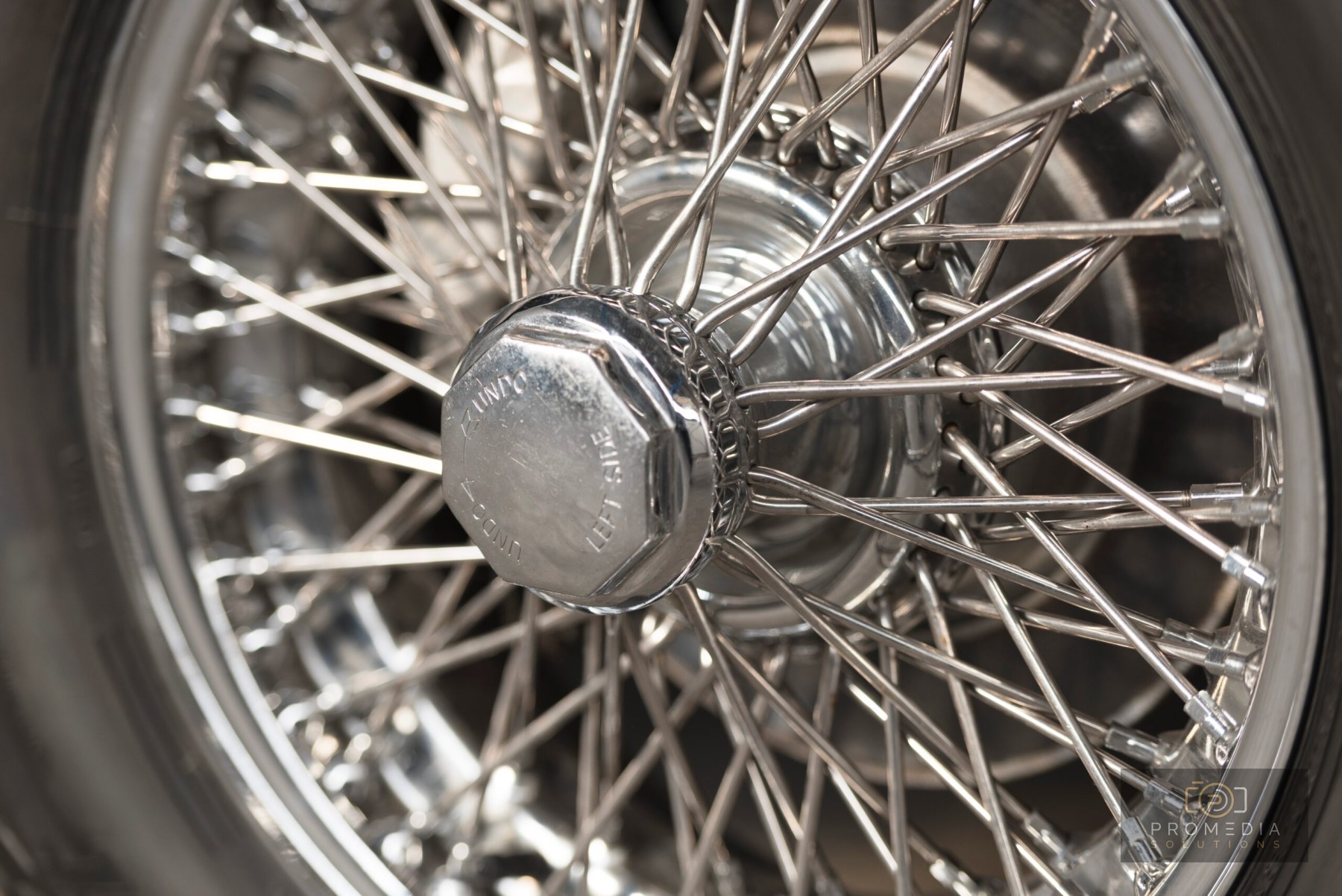 Verchromtes Speichenrad des Aston Martin DB6 in Nahaufnahme