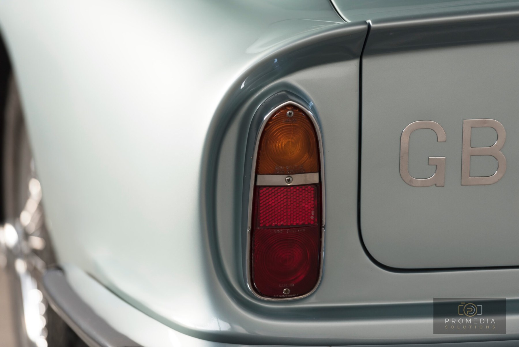 Rücklicht des Aston Martin DB6 neben dem GB-Aufkleber