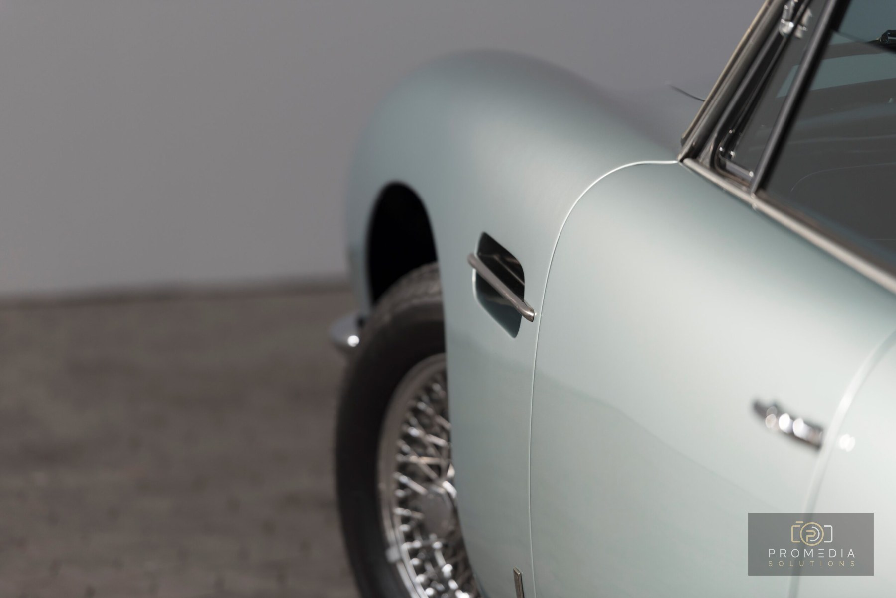 Seitenpartie des Aston Martin DB6 mit Speichenrad und Luftauslass