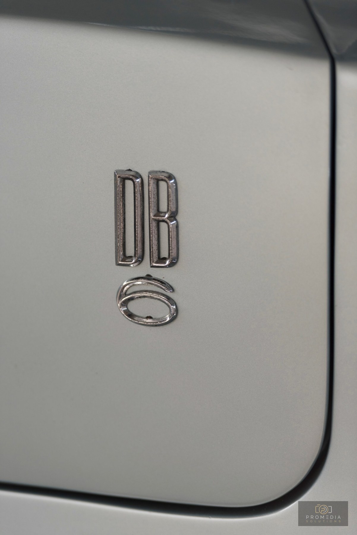 Das DB-Emblem auf der Karosserie des Aston Martin