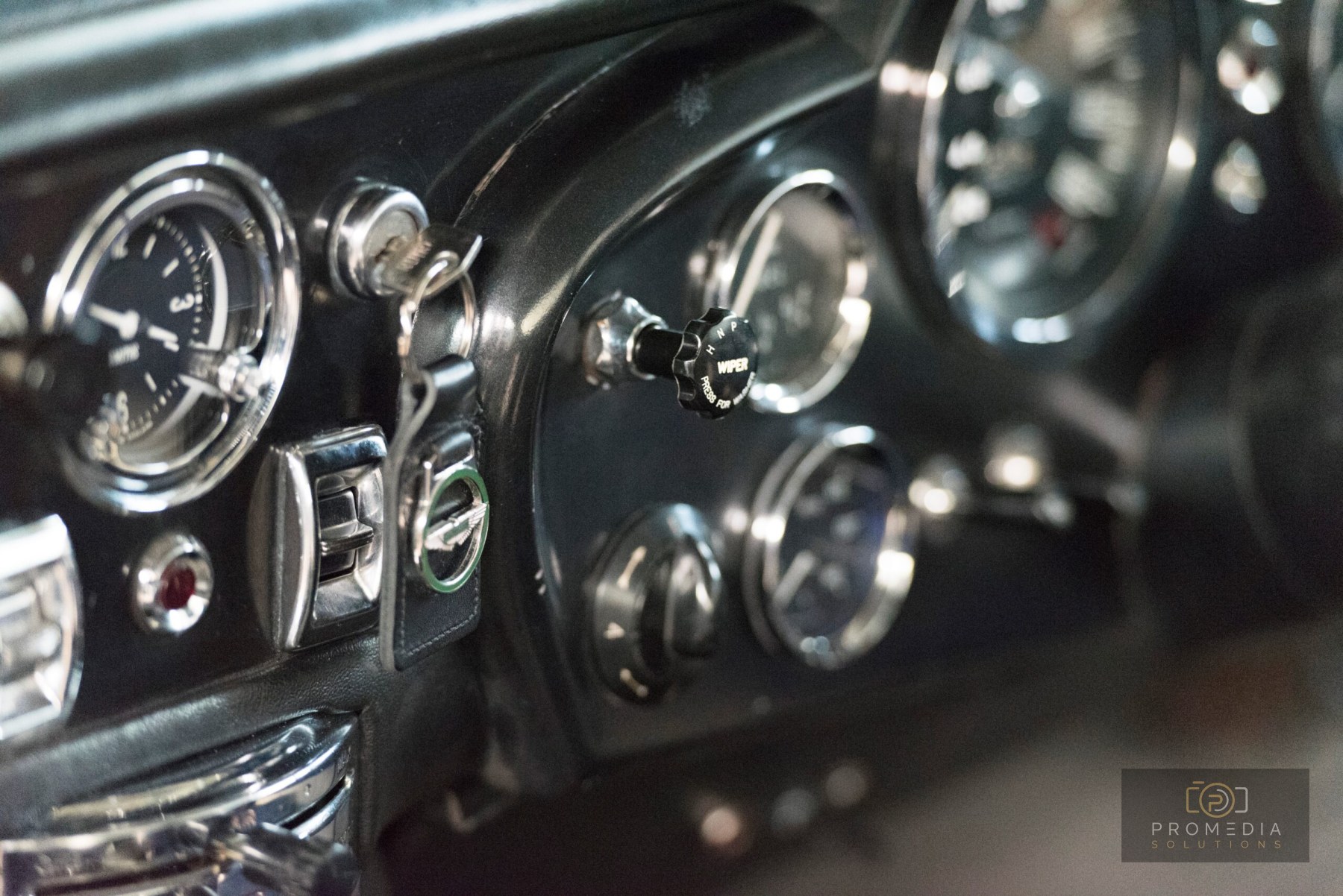 Armaturenbrett des Aston Martin DB6 mit Chromringen um die Instrumente