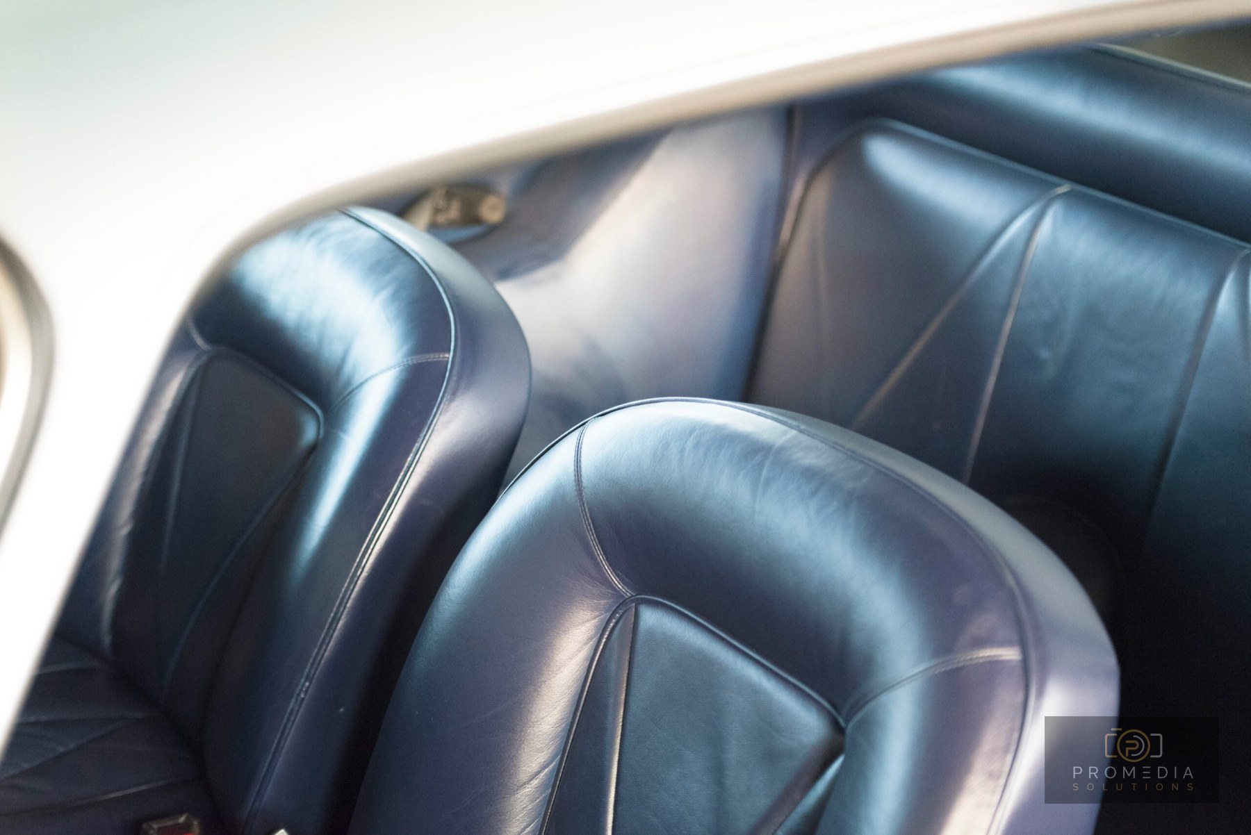 Dunkelblauer Ledersitz im Aston Martin DB6