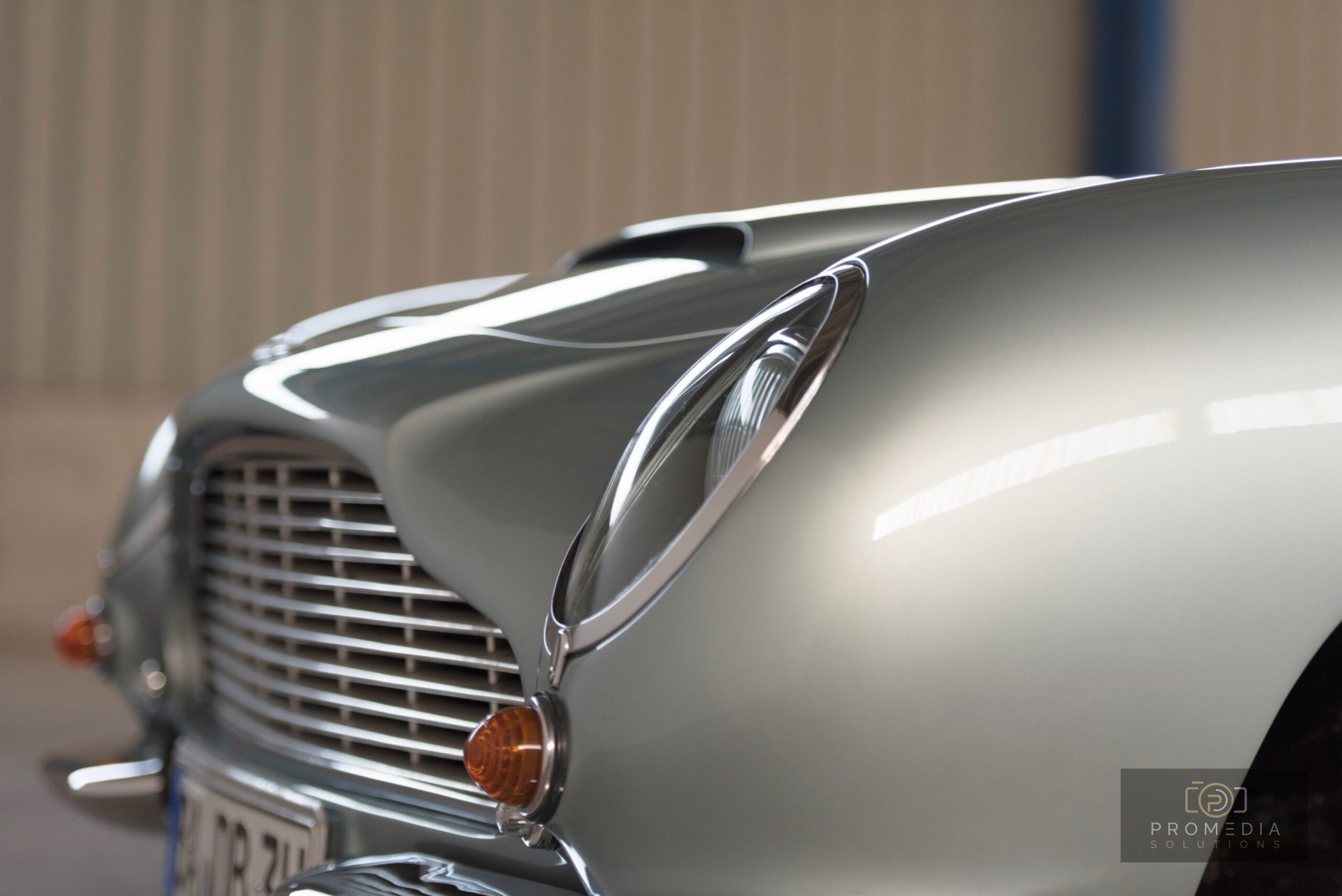 Kühlergrill und Scheinwerfer des Aston Martin DB6 von schräg vorn