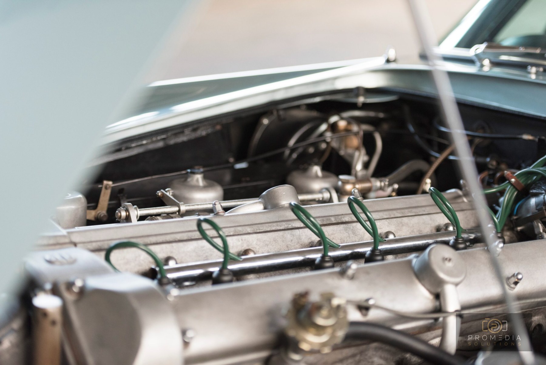 Der Motor des Aston Martin DB6 von oben, bei geöffneter Haube