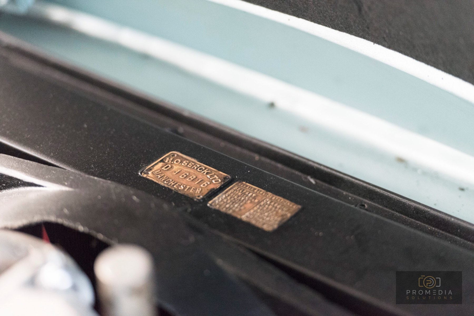Typenschild im Motorraum des Aston Martin DB6
