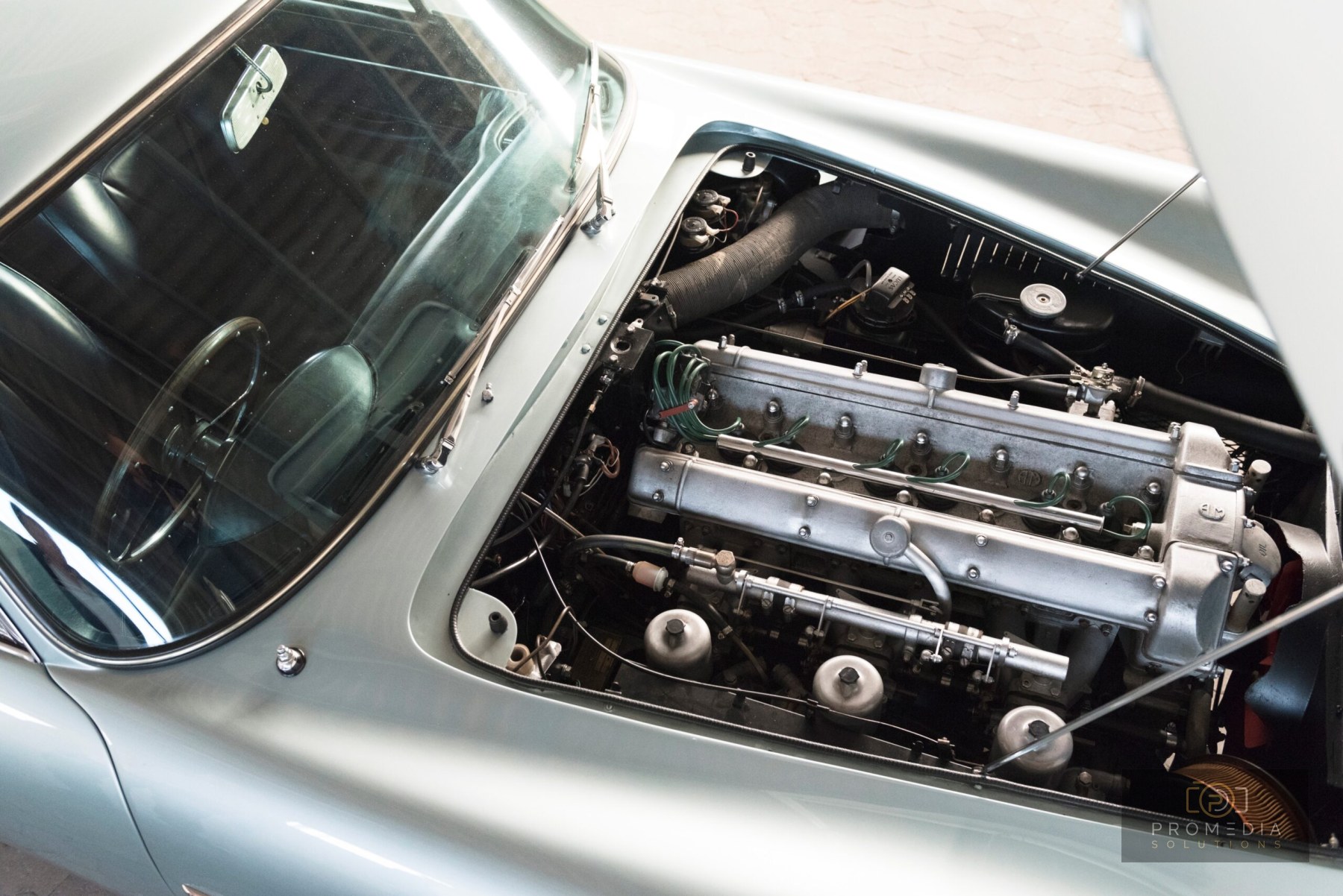 Geöffneter Motorraum des Aston Martin DB6 mit Reihensechszylinder