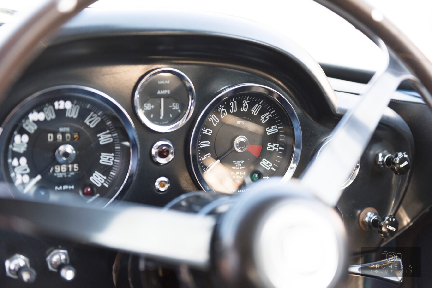 Rundinstrumente und Lenkradspeichen im Aston Martin DB6
