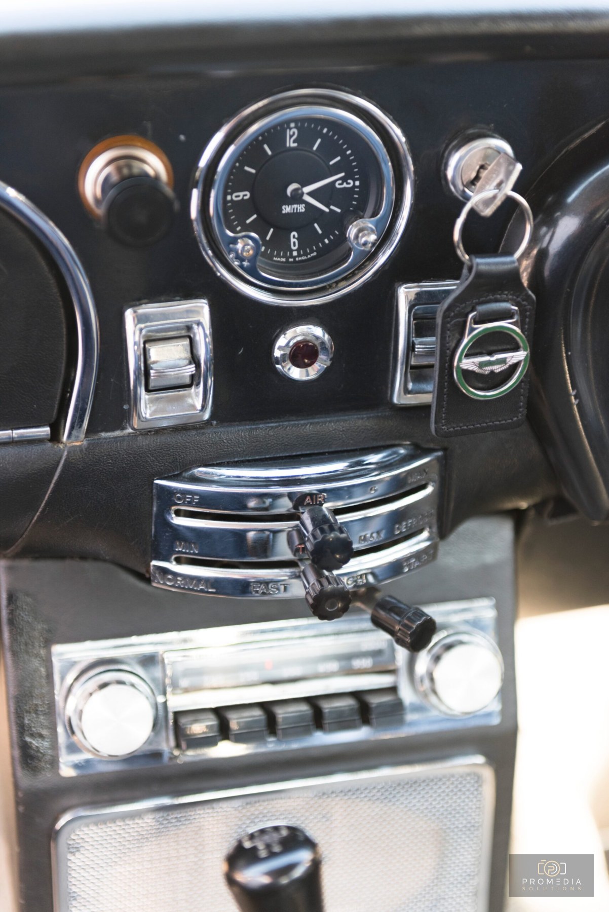 Armaturenbrett des Aston Martin DB6 mit Rundinstrumenten und Kippschaltern