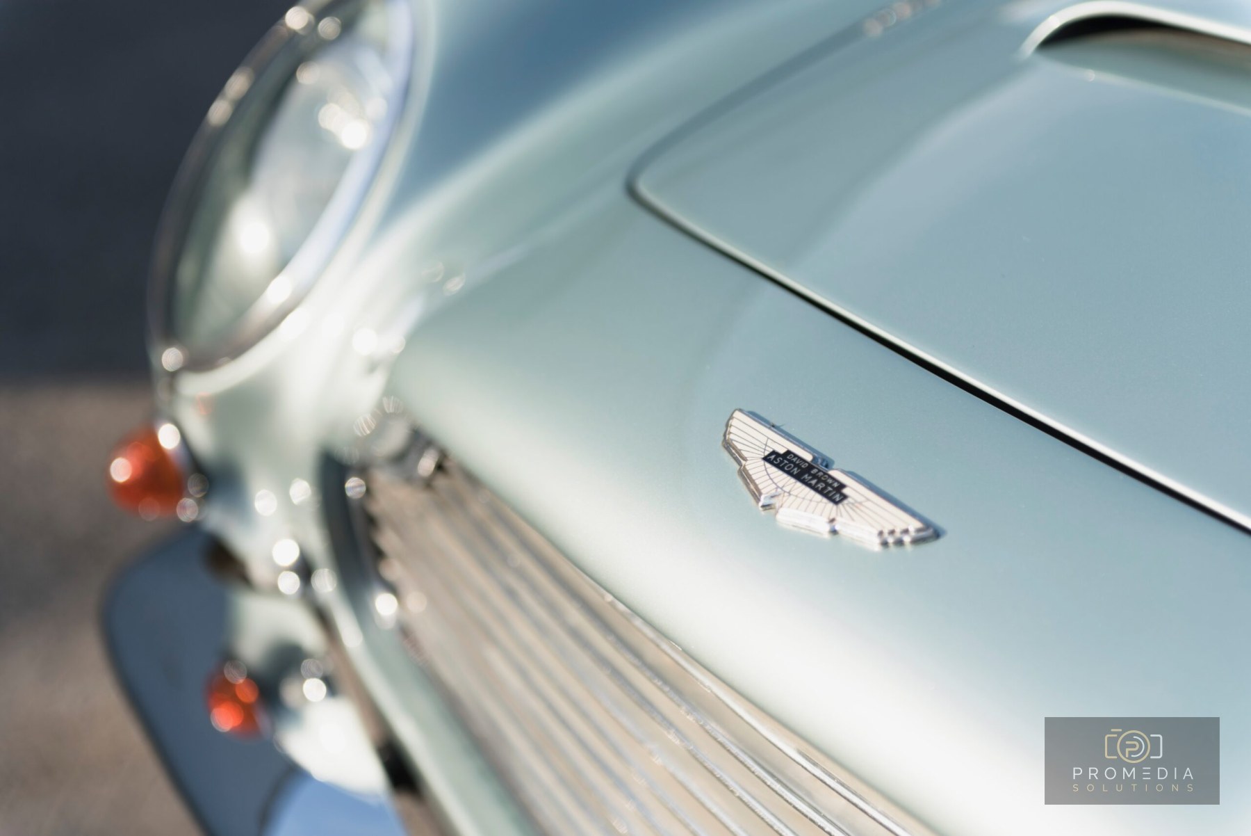 Der Aston-Martin-Schriftzug auf der silbernen Flanke eines DB6